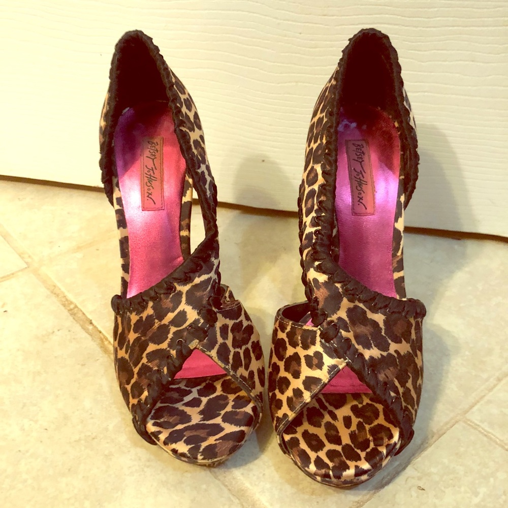 Leopard Print Betsey Johnson “Walter” Shoes 8.5